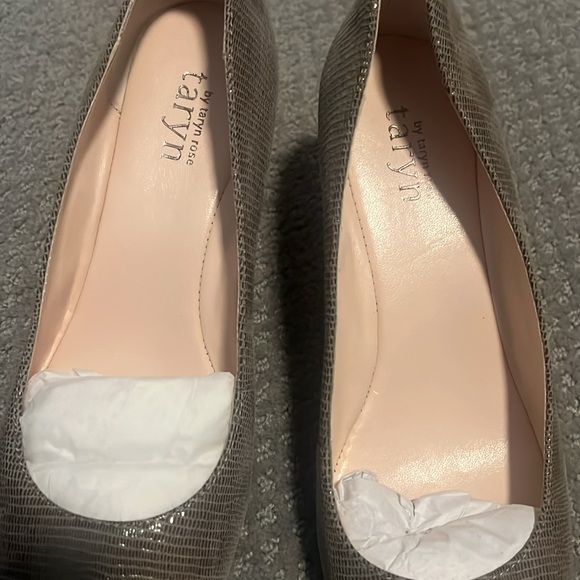 Wedge shoes heels. Perfect for the office or church. - Picture 4 of 6